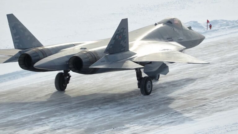 Neue Lieferung fabrikneuer Su-57 für die russische Luftwaffe - Start auf verschneitem Flugplatz.