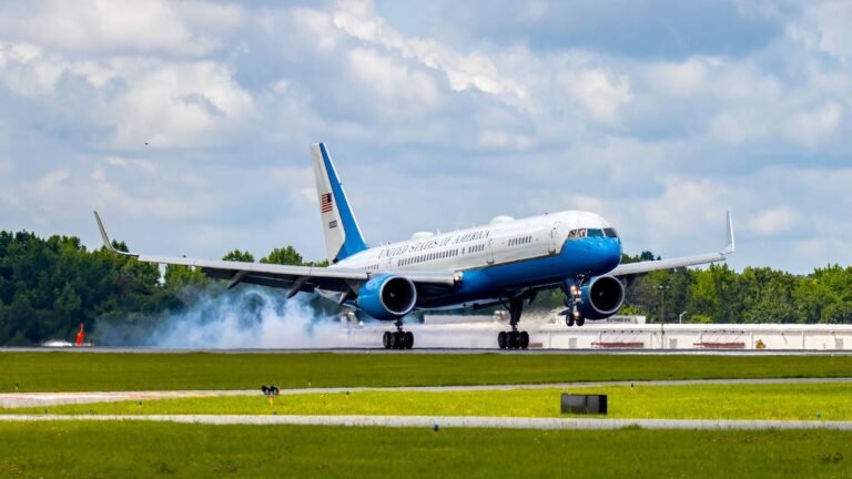 Trump Snuck Off Air Force One In A Catering Truck To Fly On Boeing 757 Amid Iran Threat Trump Snuck Off Air Force One In A Catering Truck To Fly On Boeing 757 Amid Iran Threat