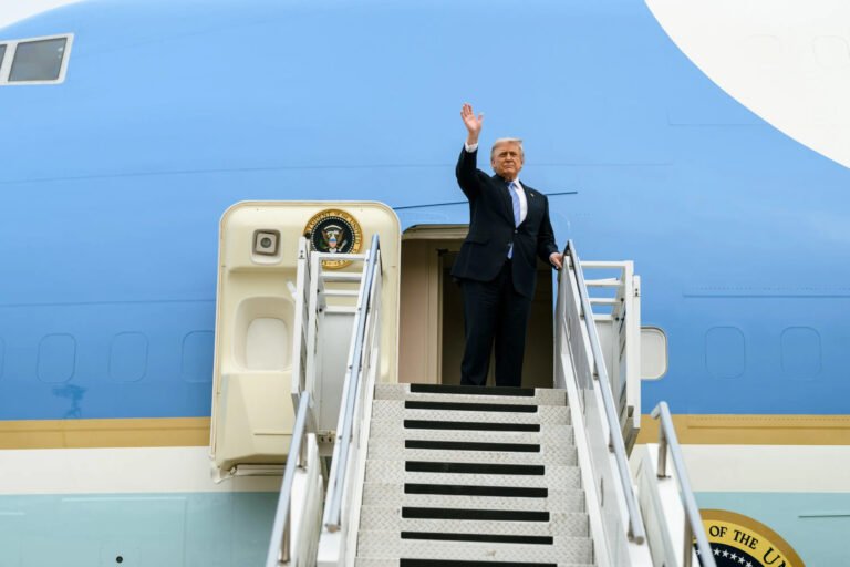 Trump soll sich nach Nato-Gipfel in Container versteckt haben Trump soll sich nach Nato-Gipfel in Container versteckt haben