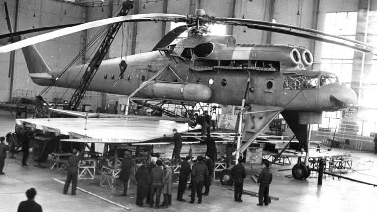 Tu-144-Flügel am Mi-10-Hubschrauber – Schwertransport für den Überschallflug Pronair Boeing 747-200 in Valencia.
