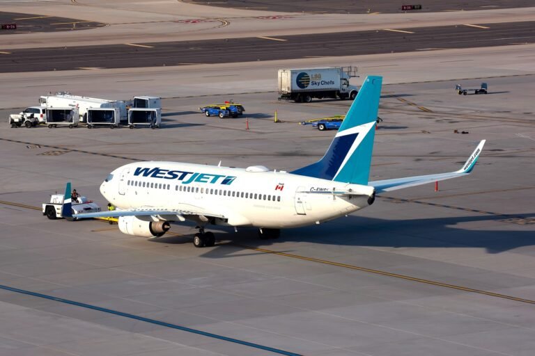 WestJet cabin crew go on strike, hundreds of flights canceled WestJet cabin crew go on strike, hundreds of flights canceled