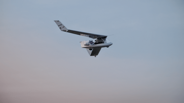 Whisper Aero Flies Electric Swift Glider Whisper Aero Flies Electric-Powered Swift Glider