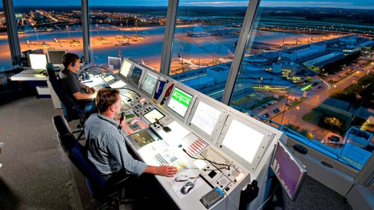 Wie wird man eigentlich Fluglotse? Flugzeugdirigenten bei der Arbeit Einblick in den Beruf und die Ausbildung zum Fluglotsen