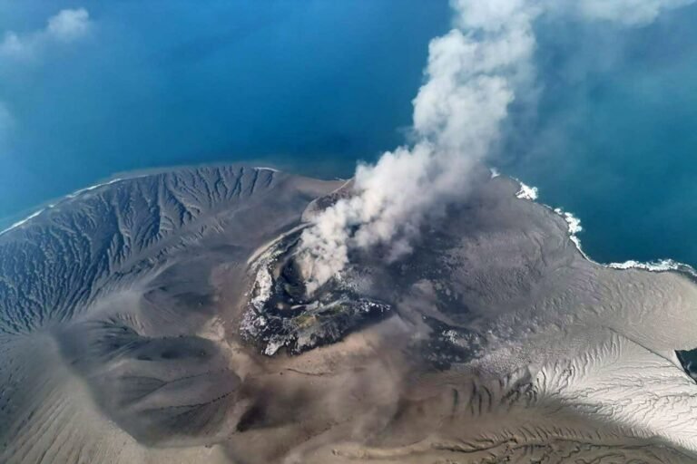 Anak Krakatau eruption grounds flights at eight airports Anak Krakatau eruption grounds flights at eight airports