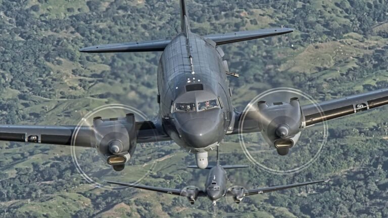 B-52H Stratofortress rollt vor Towergebäude