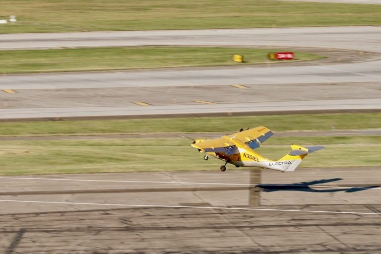 Electra tests helicopter-style flights