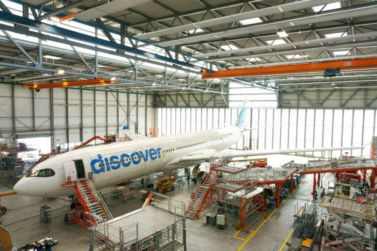 Erster Airbus A330 mit Haifischhaut-Folie Erster Airbus A330 mit Haifischhaut-Folie