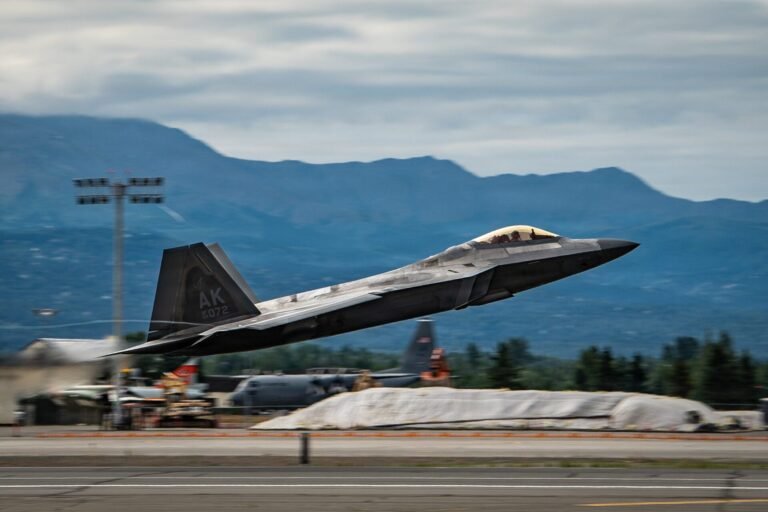 F-22 pilot receives USAF’s highest safety award after belly landing