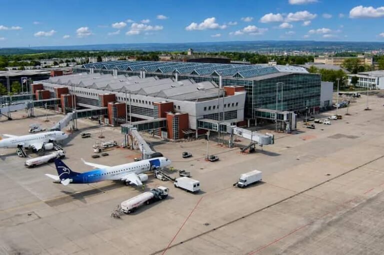 Flughafen Dresden erörtert Sparstrategie mit EFW Zwei Eurofighter der italienischen Luftwaffe im Flug über Kuwait