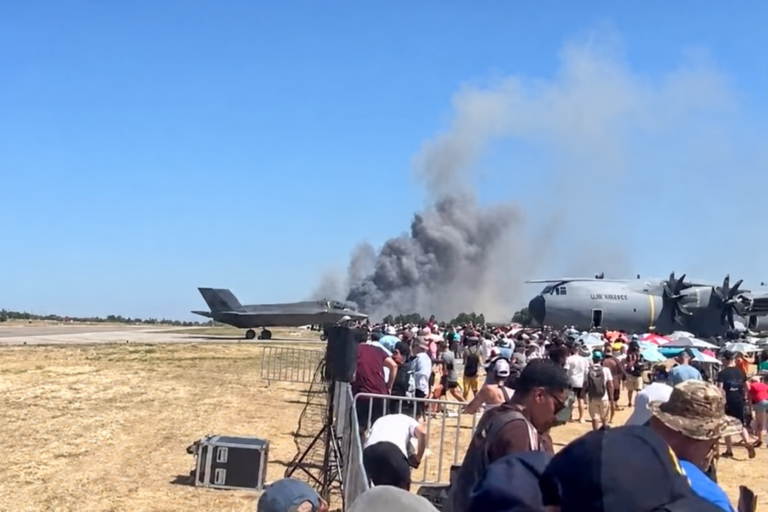 Greek Air Force F-4 crashes at airshow, killing 2 pilots Greek Air Force F-4 crashes at airshow, killing 2 pilots