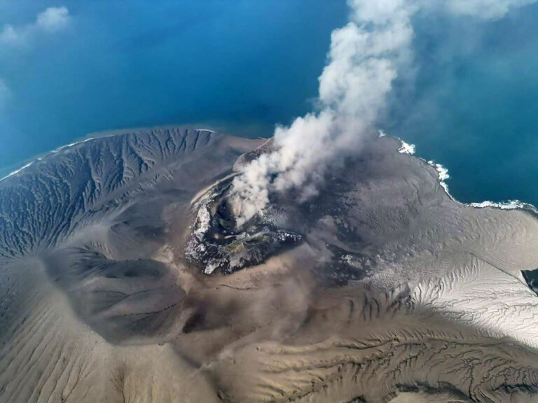 Jakarta airport closure extends following Anak Krakatau eruption Jakarta airport closure extends following Anak Krakatau eruption