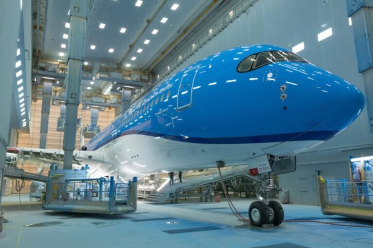 KLM’s first A350-900 completes its first flight KLM’s first A350-900 completes its first flight