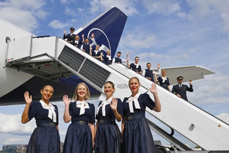 Lufthansa-Crew zum Oktoberfest im Wiesn-Look Lufthansa-Crew zum Oktoberfest im Wiesn-Look