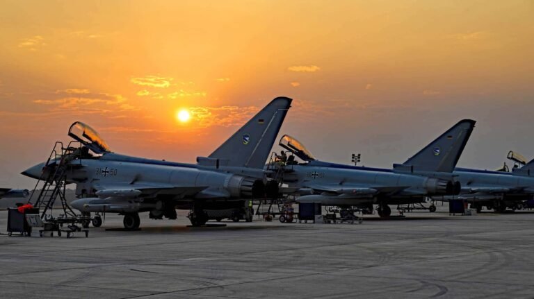 Pitch Black 2026 in Darwin B-52H Stratofortress rollt vor Towergebäude
