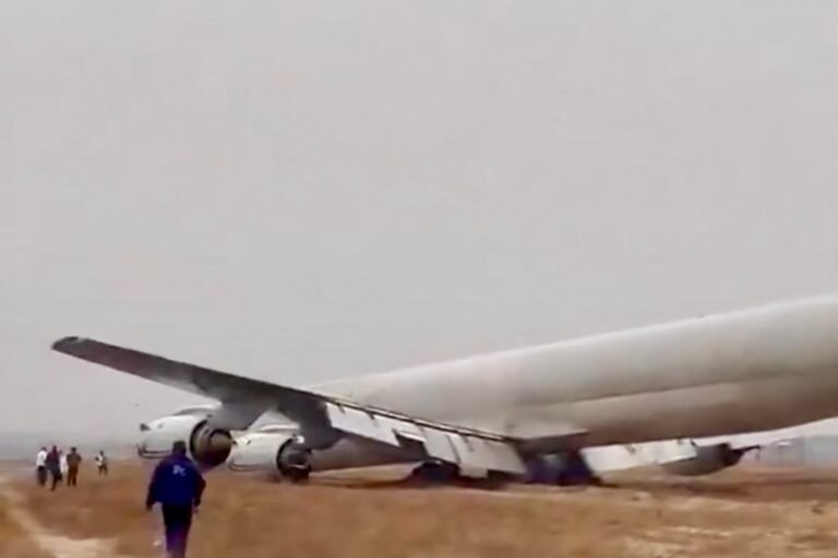 Rare DC-8 freighter leaves runway in Kinshasa Rare DC-8 freighter leaves runway in Kinshasa