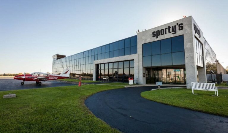 Sporty’s Pilot Shop is offering free seminars on autopilots, radios, and iPad use. [Credit: Sporty's Pilot Shop]