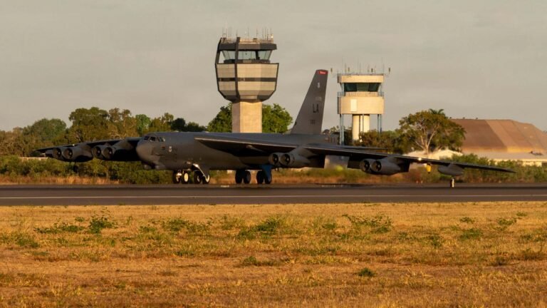 USA verlegen B-52-Bomber nach Australien Flugzeugträger USS Abraham Lincoln aus der Luft