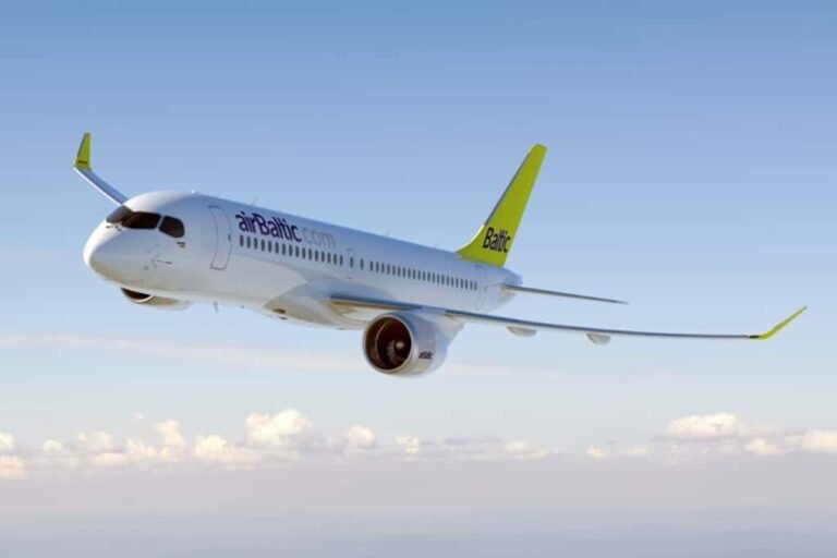 Air Baltic will Personal abbauen Northrop Grumman YFQ-48A Talon Blue im Flug