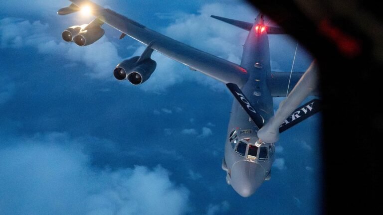 B-52-Bomber übt mit britischem Flugzeugträger B-52-Bomber übt mit britischem Flugzeugträger