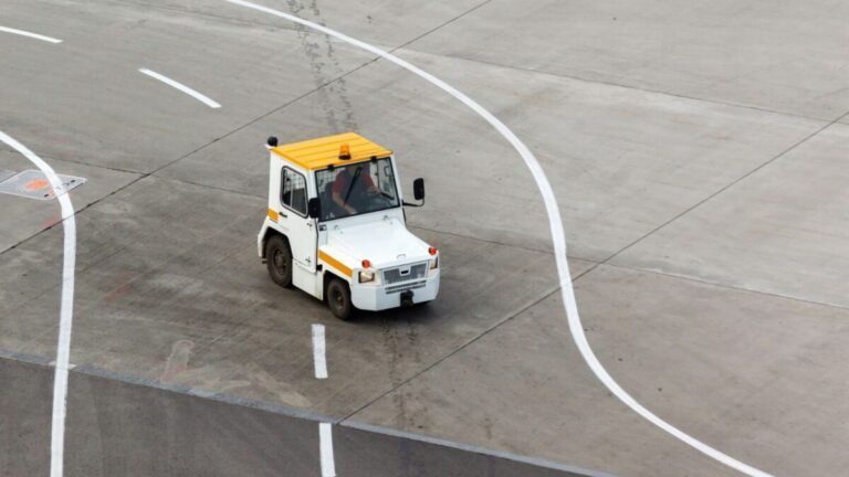 Delta passenger steals and crashes tug at John Wayne Airport Delta passenger steals and crashes tug at John Wayne Airport