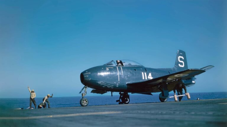 Der Jet-Pionier der US Navy B-21 Raider unter Dach in Edwards