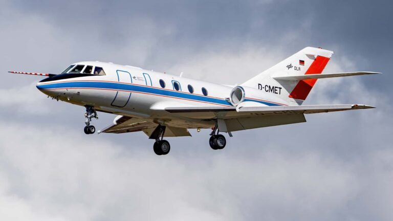 Falcon 20E schnüffelt in Raketen-Abgas F‑35A rollt vor Flaggen und Kameraleuten