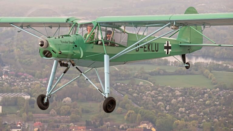 Fieseler Fi 156 Storch D-EKLU zurück in Kassel Aufgeschlitzter Reifen eines Airbus A380 von Lufthansa, nachdem dieser beim Landen in München die Pistenbefeuerung an der Bahnschwelle abgeräumt hat.