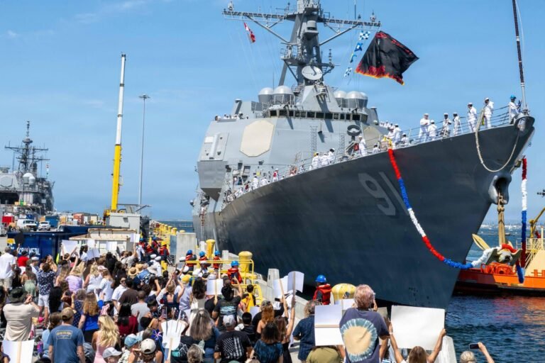 First U.S. Navy Destroyer Enters Phase Two of DDG MOD 2.0 Modernization Arleigh Burke-class guided-missile destroyer USS Pinckney (DDG 91) returns to its homeport of Naval Base San Diego, Aug. 9, 2026. (U.S. Navy / Airman Apprentice Ethan Oase)