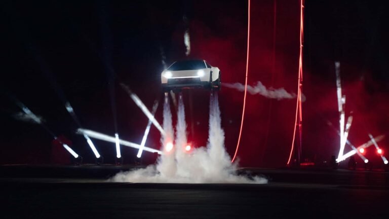 Fliegender Tesla Roadster: So funktionieren Kaltgastriebwerke Fliegender Tesla Roadster: So funktionieren Kaltgastriebwerke