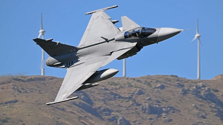 Gripen-Kampfjets sichern Waffen-Drehscheibe für die Ukraine Zweiter Airbus A400M für Kasachstan nach der Lackierung.