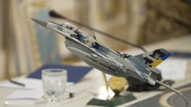 Lockheed Martin schenkt Selenskyj F-16-Modell und berät über mehr Lieferungen