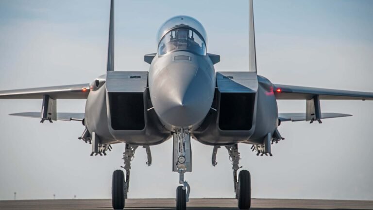 Nachfolge – Österreich braucht keine F-15EX Super Eagle Vier Tu-160M in der Auslieferungshalle von Kasan.