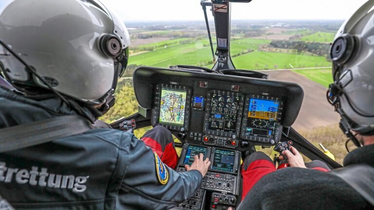 Pilotenausbildung bei ADAC und DRF Akademie DRF Luftrettung im Training mit Winde im Einsatz