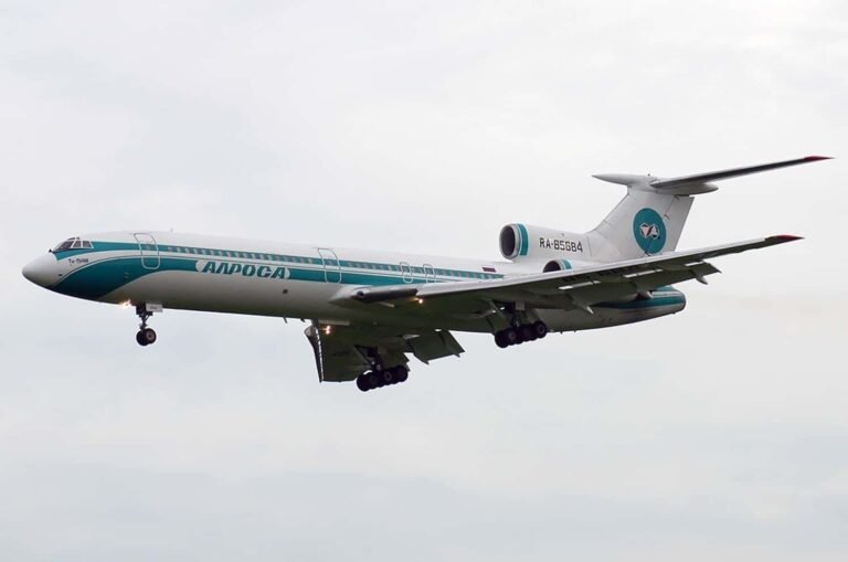 Reaktiviert Russland eine stillgelegte Tu-154M für das Verteidigungsministerium? AGB-183 Start von B-52 Computergrafik