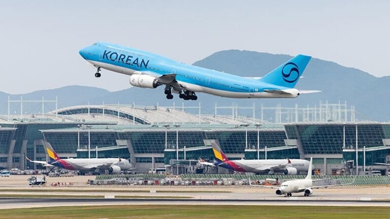 Korean Air Boeing 747 taking off with new livery
