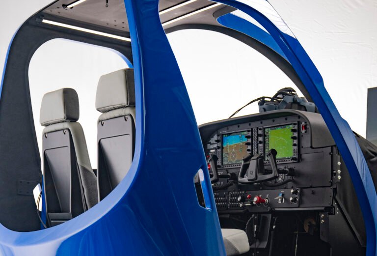 Skyhawk VR Simulator Coming to NBAA-BACE TRU Simulation Veris virtual reality flight training device for Cessna 172 Skyhawk