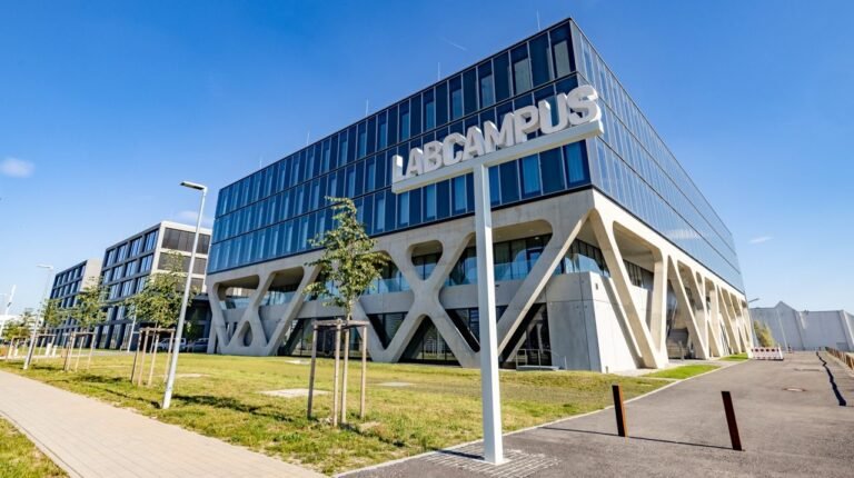 TUM opens robotics and AI center at Munich Airport’s LabCampus Exterior of the LabCampus at Munich Airport.