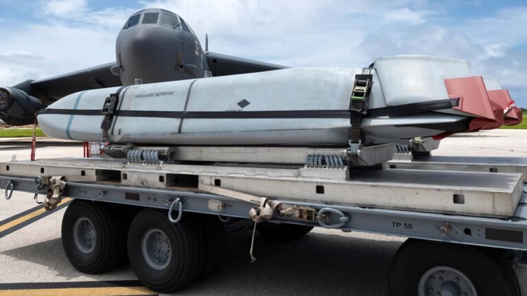 US-Bomber-Dinosaurier bekommt neue Waffe – B‑52H erhält LRASM-Anti-Schiffsflugkörper
