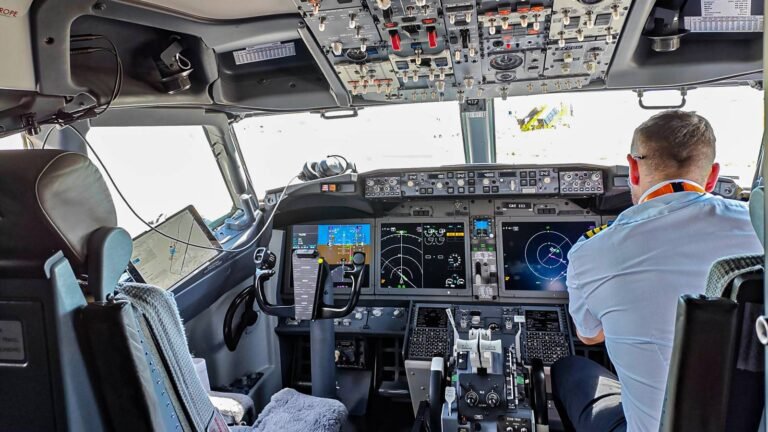 What Pilots See & Do On Every Flight What Pilots See & Do On Every Flight