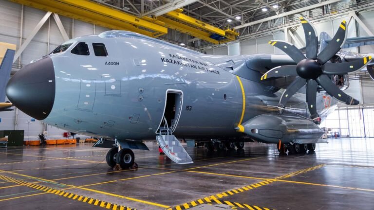 Zweite A400M mit Hochglanz-Finish und rotem Stern 21P2104 - GTF Advantage
